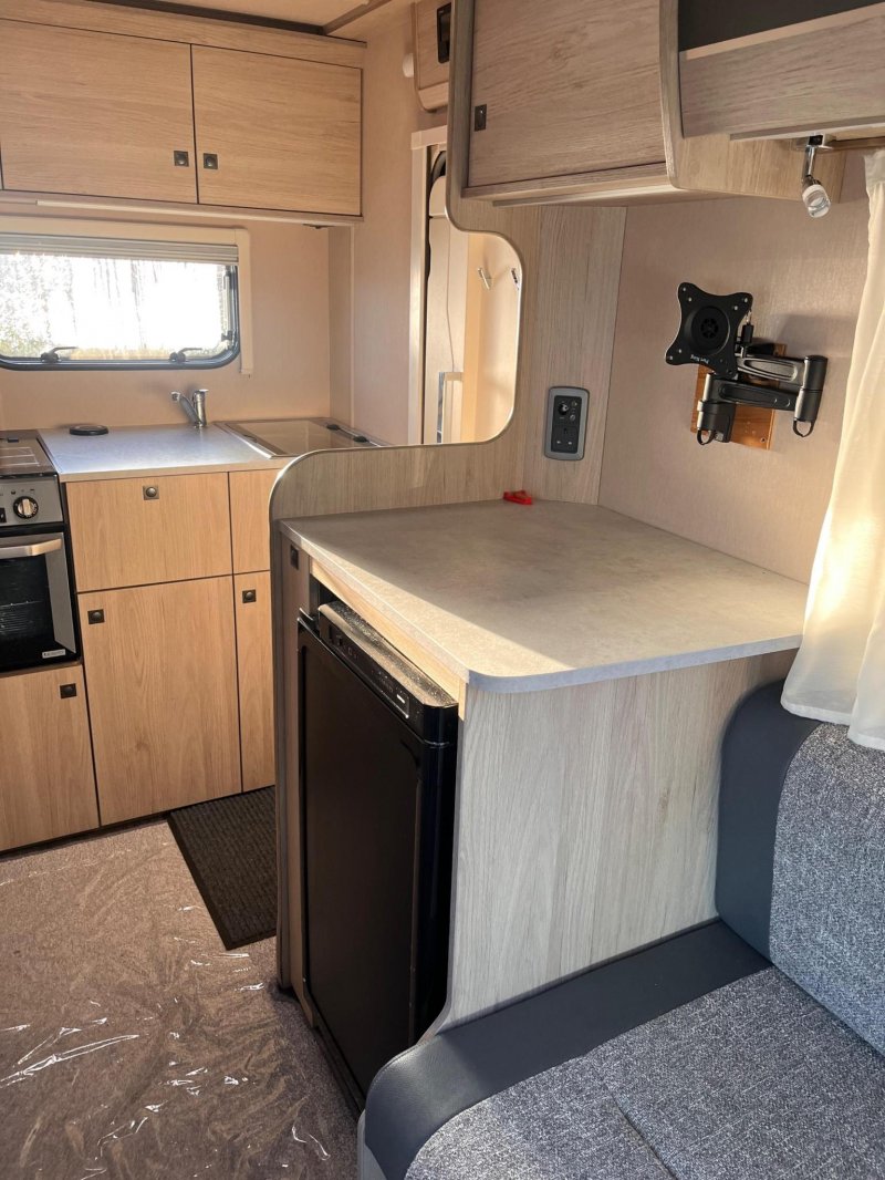 AUTO-TRAIL 